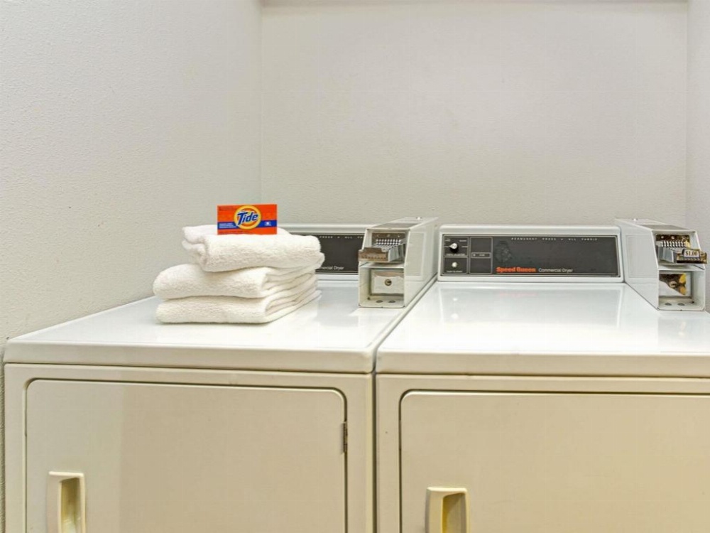 Super 8 by Wyndham Gurnee